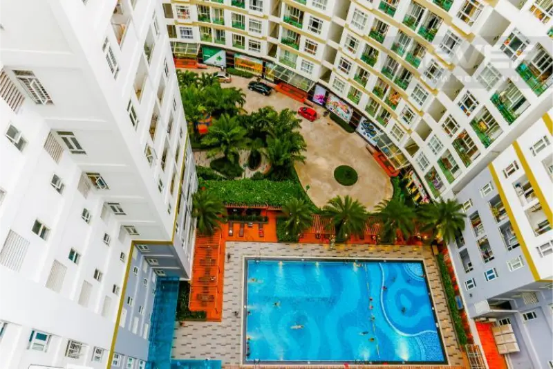Tiện ích hồ bơi và khuôn viên nội khu chung cư giúp so sánh chung cư quận 7 và quận 8 khách quan hơn