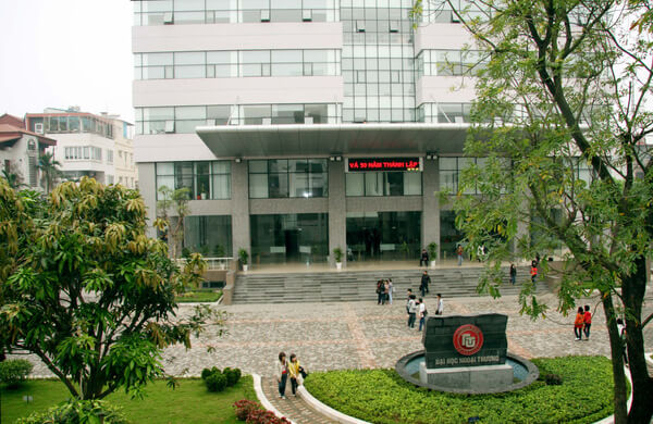 Khuôn viên và cơ sở vật chất Trường Đại học Ngoại thương TP.HCM với phòng học và thư viện hiện đại 