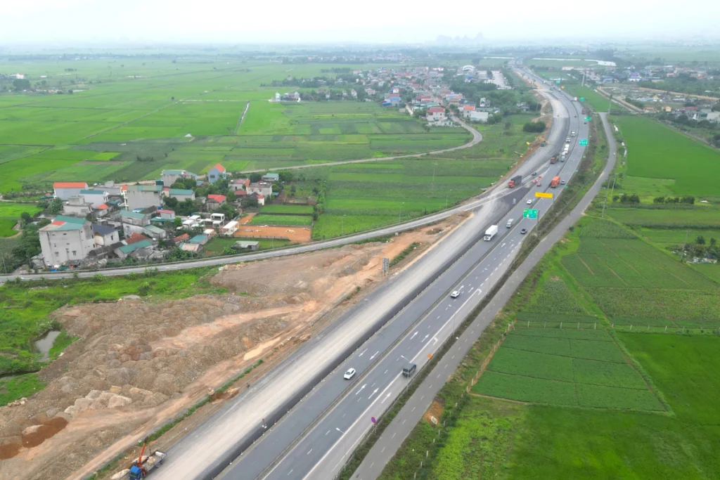 Toàn cảnh đường cao tốc Cao Bồ - Mai Sơn đoạn qua khu vực dân cư và đồng ruộng tại tỉnh Ninh Bình