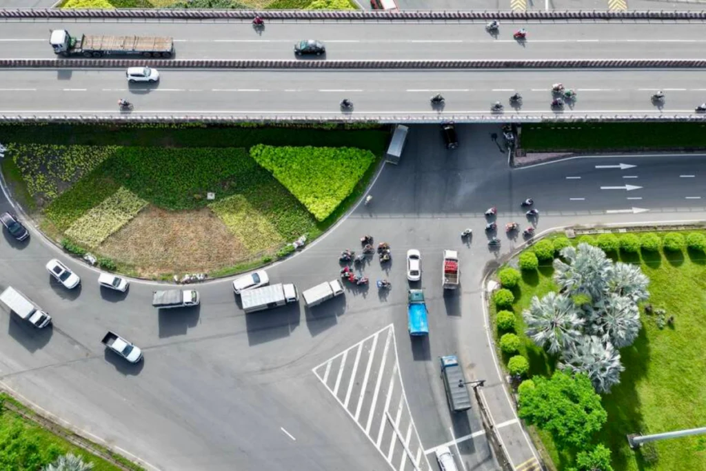 Toàn cảnh cầu vượt Nguyễn Văn Linh - Quốc lộ 1A với hệ thống làn đường phân tách rõ ràng, phương tiện lưu thông trật tự