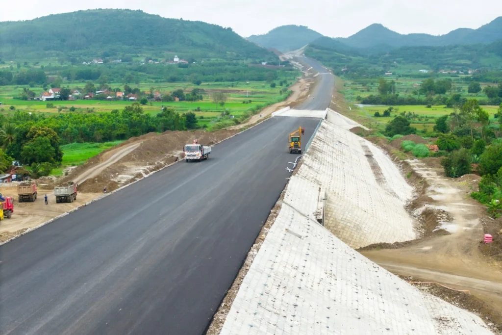 Công trường thi công thảm nhựa mặt đường cao tốc Chí Thạnh - Vân Phong với hệ thống máy móc hiện đại