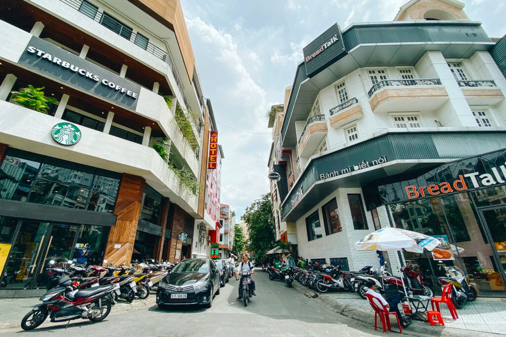 Tiện ích dân sinh xung quanh các trường đại học ở Phú Nhuận như nhà thuốc, quán ăn và cửa hàng tiện lợi