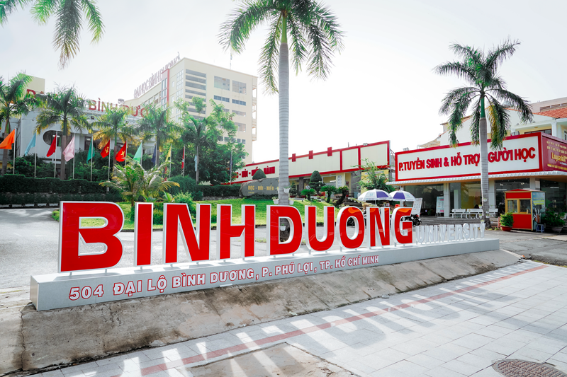 Cổng Trường Đại học Bình Dương với không gian học tập hiện đại và nhận diện rõ ràng