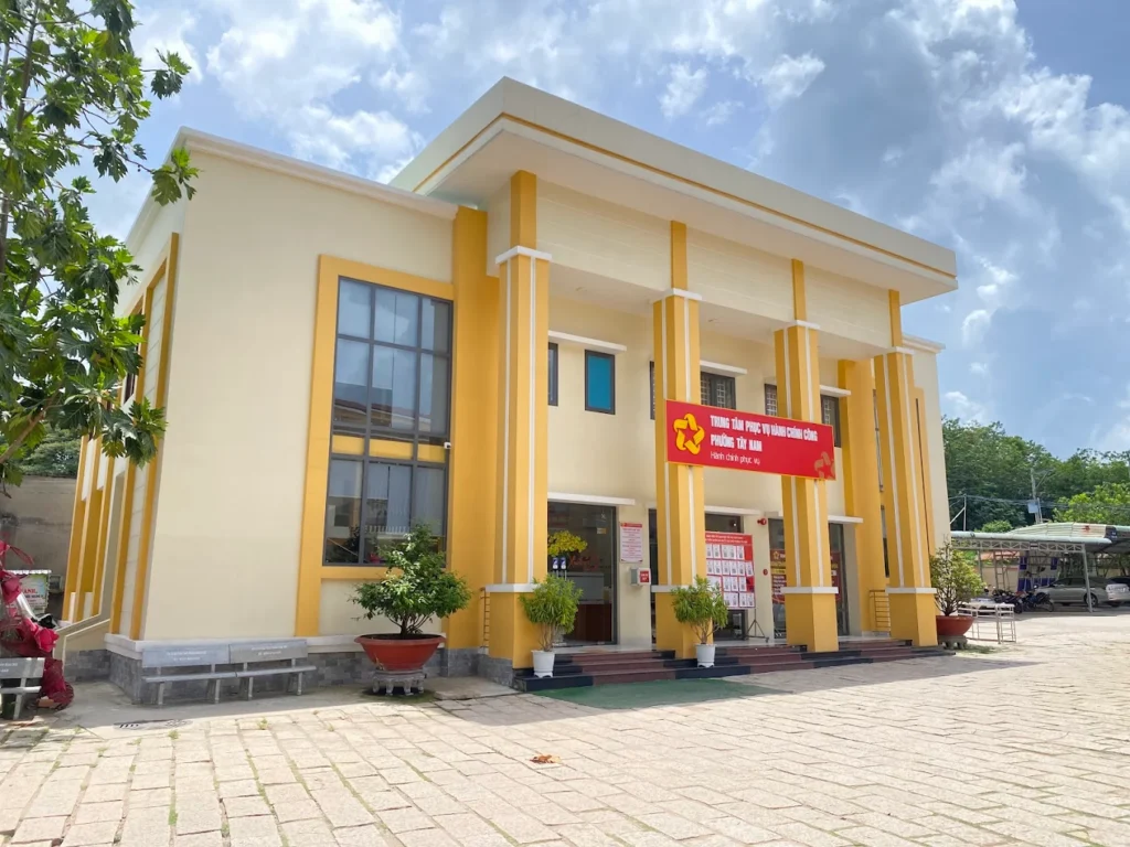 Trụ sở UBND phường Tây Nam tại đường ĐT744