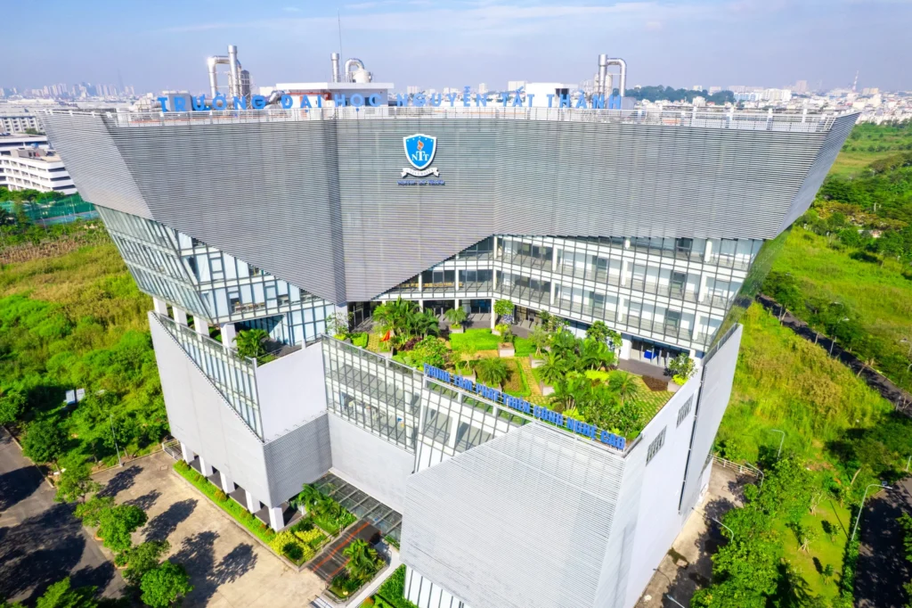 Tòa nhà Trường Đại học Nguyễn Tất Thành nhìn từ trên cao với kiến trúc hiện đại và sân vườn xanh