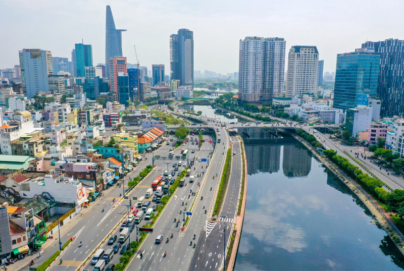 Toàn cảnh Quận 1 TP.HCM với sông Bến Nghé, đường cao tốc đô thị và các tòa nhà hiện đại