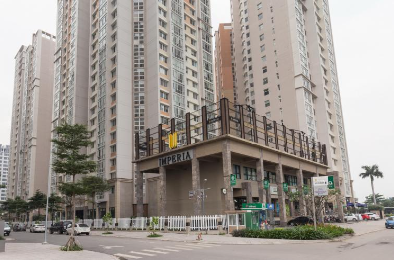 Lối vào hiện đại và khối đế thương mại tại Imperia An Phú