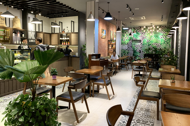 Top 14 quán cafe phường Bình Tiên phù hợp tụ tập bạn bè Không gian quán cf phường Bình Tiên với thiết kế hiện đại, bàn ghế gỗ và nhiều cây xanh tạo cảm giác thư giãn.