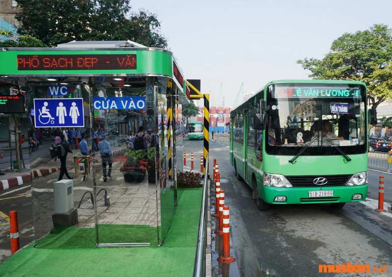 Trạm xe buýt gần các trường đại học ở Quận 8 với sinh viên chờ xe