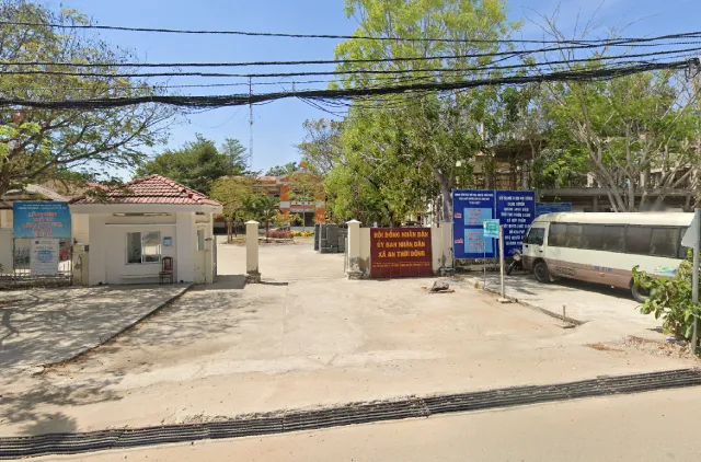 người dân thực hiện thủ tục đất đai tại UBND xã An Thới Đông