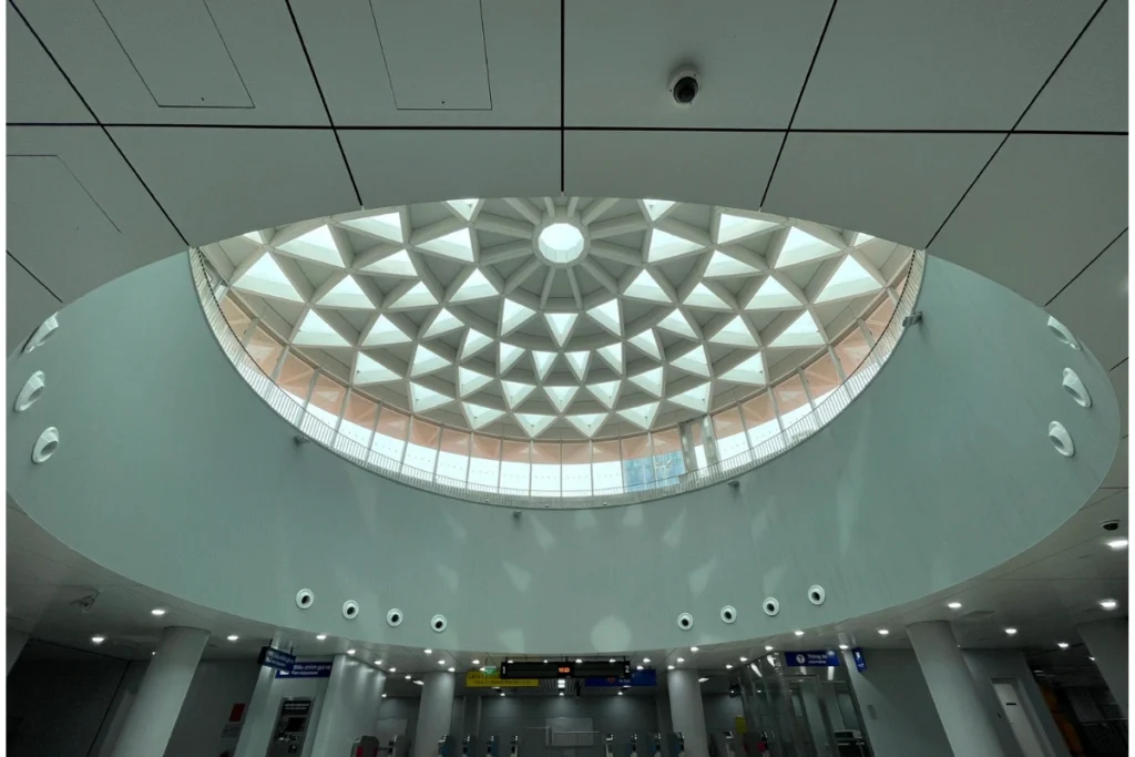 Toàn cảnh khu vực quảng trường và các lối vào hiện đại của ga metro Bến Thành phía trước chợ Bến Thành