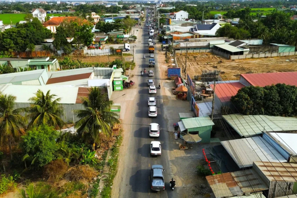 Hiện trạng lưu thông trên Quốc lộ 62 với mật độ phương tiện vận tải và xe cá nhân ngày càng gia tăng