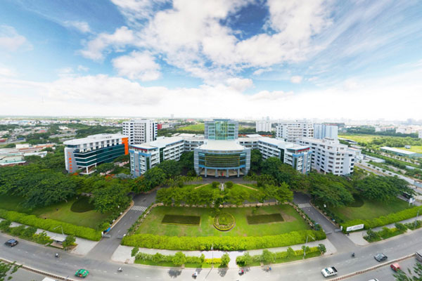 Toàn cảnh khuôn viên trường học hiện đại nhìn từ trên cao với nhiều cây xanh và kiến trúc đối xứng