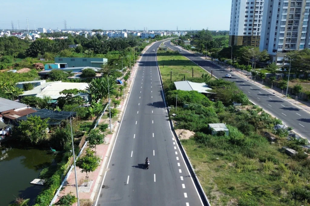 Công trường thi công mở rộng Quốc lộ 50 với hệ thống thoát nước và nền đường đang được hoàn thiện