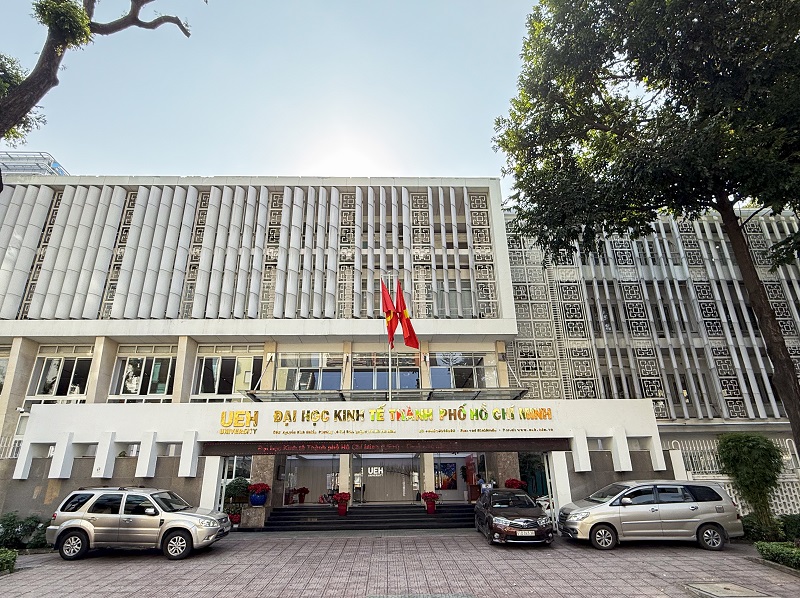 Tòa nhà Trường Đại học Kinh tế TP.HCM với hiện đại và quốc kỳ phía trước