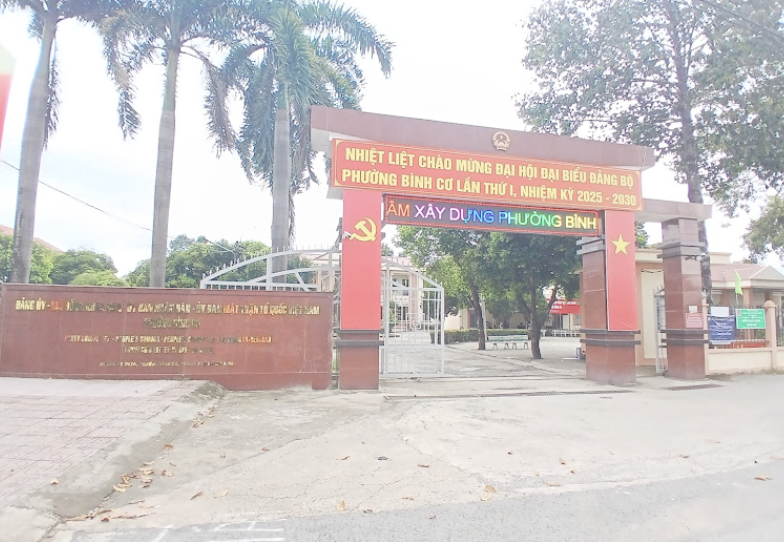 Người dân làm thủ tục đất đai tại UBND phường Bình Cơ