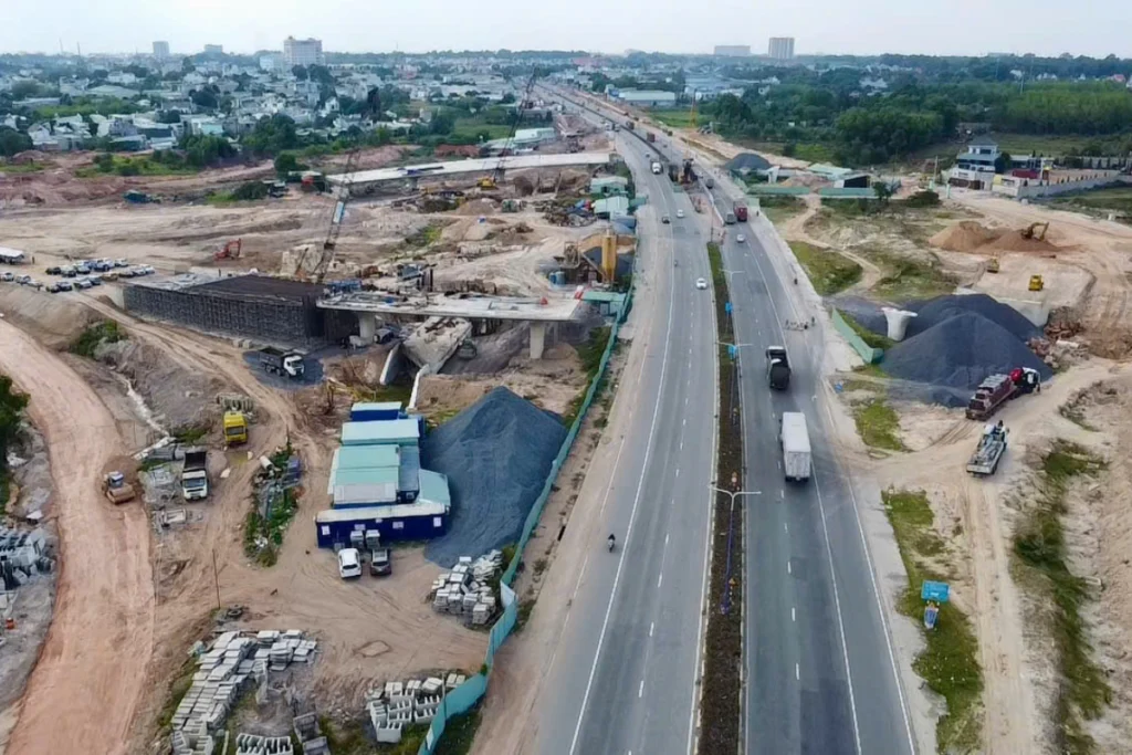 Công trường thi công đường vành đai 3 thành phố Hồ Chí Minh đoạn qua khu vực đô thị với các hạng mục nền đường và trụ cầu