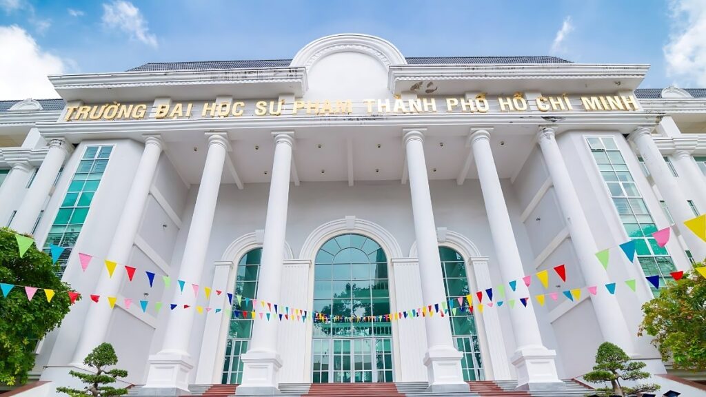 Mặt tiền Trường Đại học Sư phạm Thành phố Hồ Chí Minh với kiến trúc cổ điển và dây cờ trang tríí