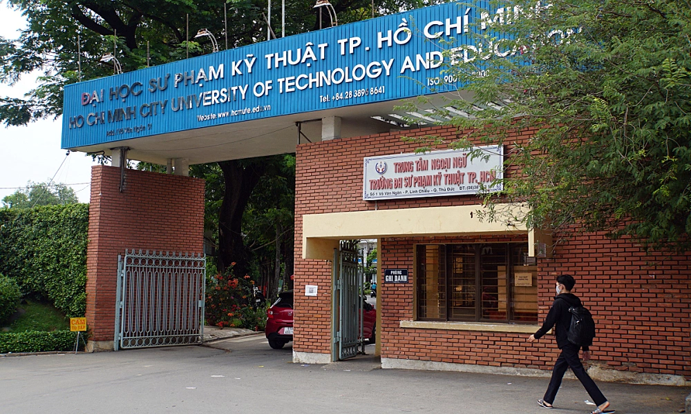 Review Đại học Công nghệ kỹ thuật TPHCM Cổng phụ Trường Đại học Sư phạm Kỹ thuật TP.HCM với biển tên màu xanh và lối vào bằng gạch