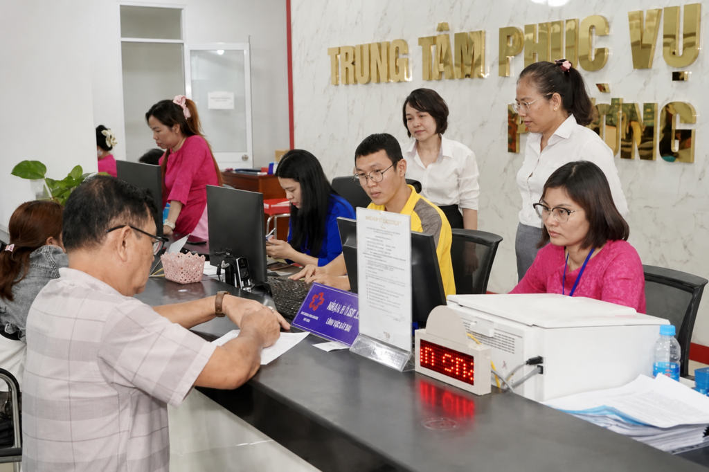 Trụ sở UBND phường Long Hương tăng cường giải quyết hồ sơ sau sáp nhập