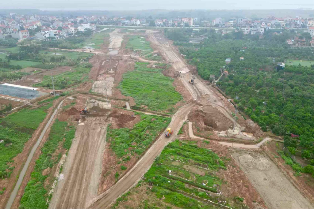 Công tác san lấp mặt bằng và chuẩn bị thi công tại một phân đoạn thuộc dự án vành đai 4 TPHCM