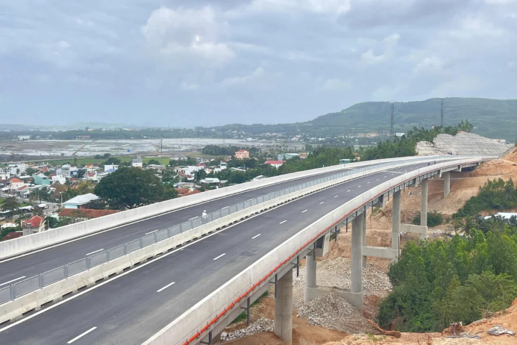 Công trường thi công thảm nhựa và hoàn thiện dải phân cách trên tuyến cao tốc Quy Nhơn - Chí Thạnh