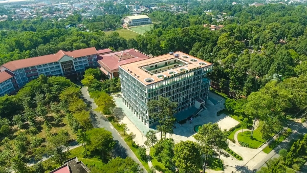 Trường Đại học Nông Lâm với khuôn viên rộng lớn và không gian xanh mát