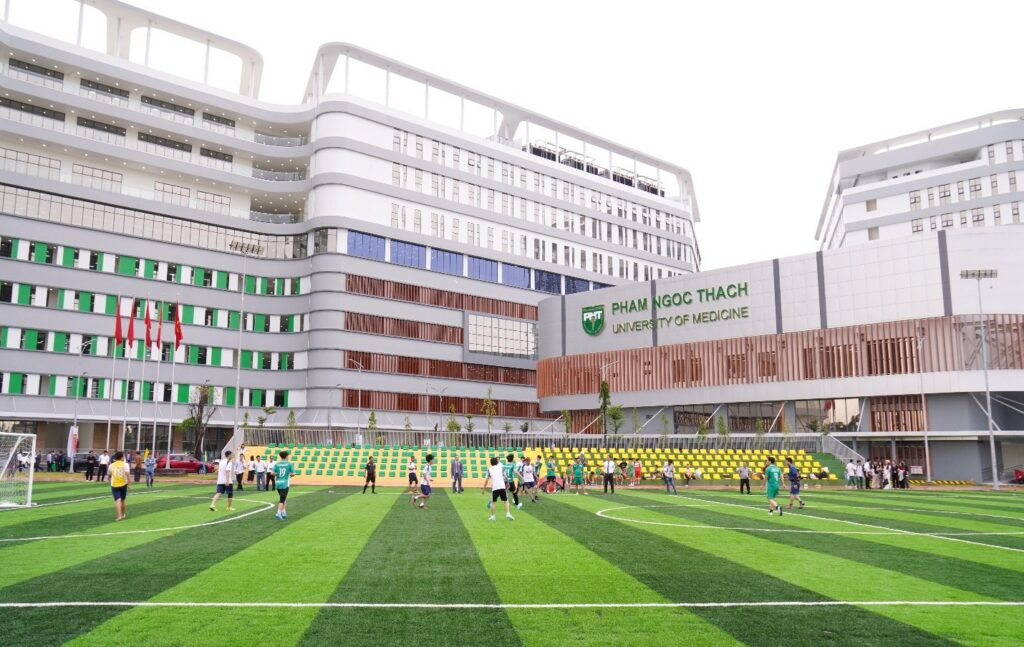 Trường Đại học Y khoa Phạm Ngọc Thạch với khuôn viên hiện đại và sân thể thao rộng