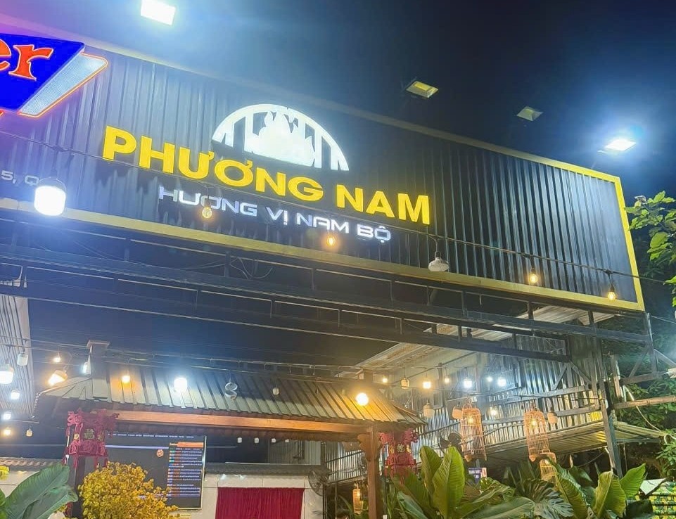 Không gian ăn uống ngoài trời của Phương Nam Quán bố trí các dãy bàn ghế nhựa đặt dưới mái che di động diện tích lớn.