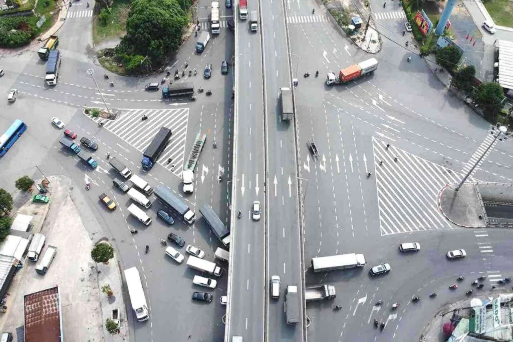 Dòng xe lưu thông nhộn nhịp trên Quốc lộ 51 đoạn qua khu vực Thành phố Đồng Nai với hệ thống biển báo rõ ràng