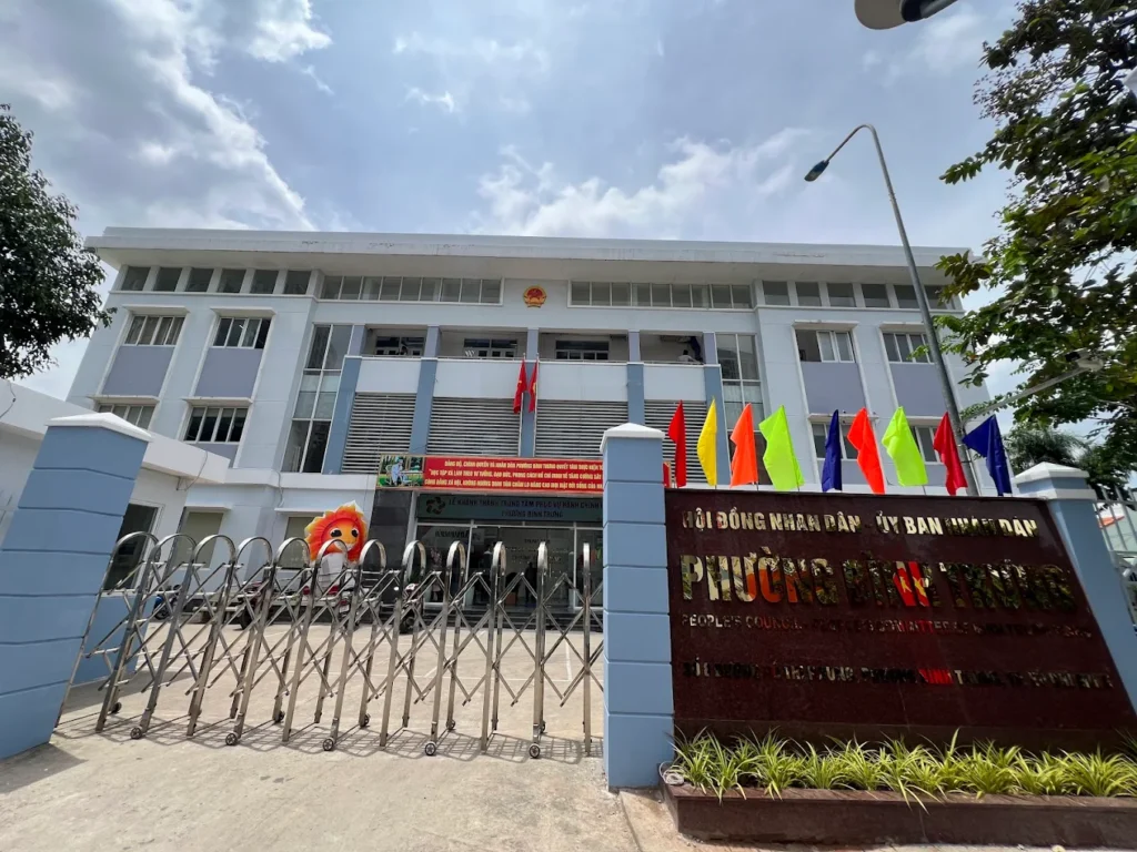 Trụ sở UBND phường Bình Trưng tại số 8 đường Hồ Thị Nhung