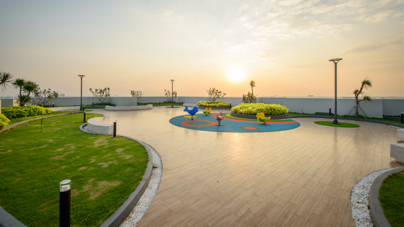 Khu vườn treo trên cao kết hợp khu vui chơi trẻ em tại sân thượng dự án chung cư An Gia Garden lúc hoàng hôn