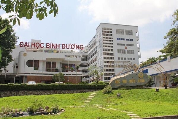 Mặt tiền Trường Đại học Bình Dương với không gian học tập hiện đại và nhận diện rõ ràng