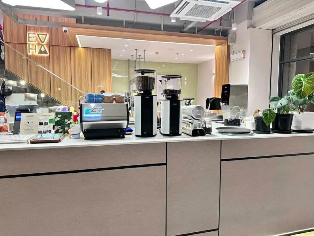 Mặt tiền kính suốt hiện đại của Every Half Coffee Roasters nằm dưới chân chung cư Le Jardin
