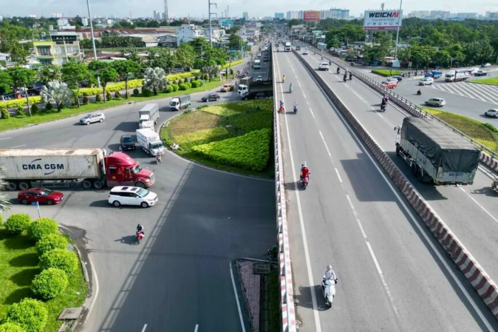 Các dự án dân cư và kho bãi hiện đại hình thành quanh khu vực nút giao Nguyễn Văn Linh - Quốc lộ 1A