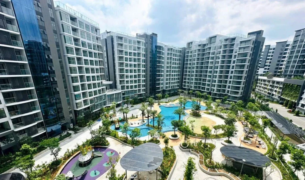 Toàn cảnh khu tiện ích nội khu phân khu Diamond thuộc dự án chung cư Celadon City với hồ bơi vô cực lớn và công viên cây xanh