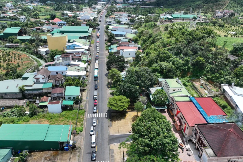 Một đoạn Quốc lộ 20 uốn lượn qua khu vực đồi núi với hệ thống vạch kẻ đường phản quang rõ nét