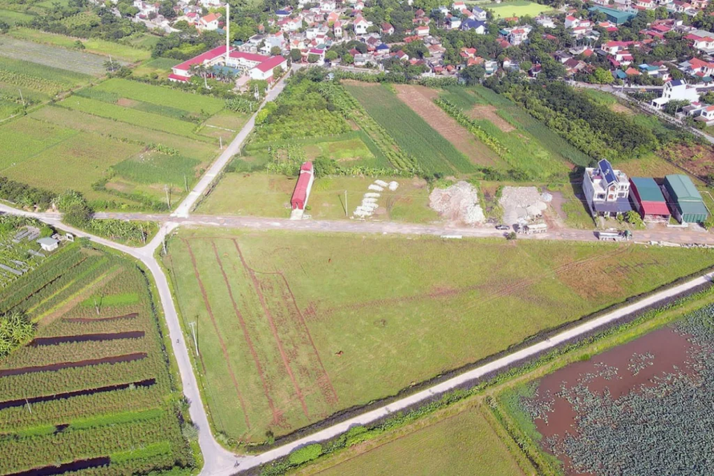 Một đoạn Quốc lộ 38 hiện đại với mặt đường nhựa phẳng phiu và hệ thống dải phân cách cứng đảm bảo an toàn