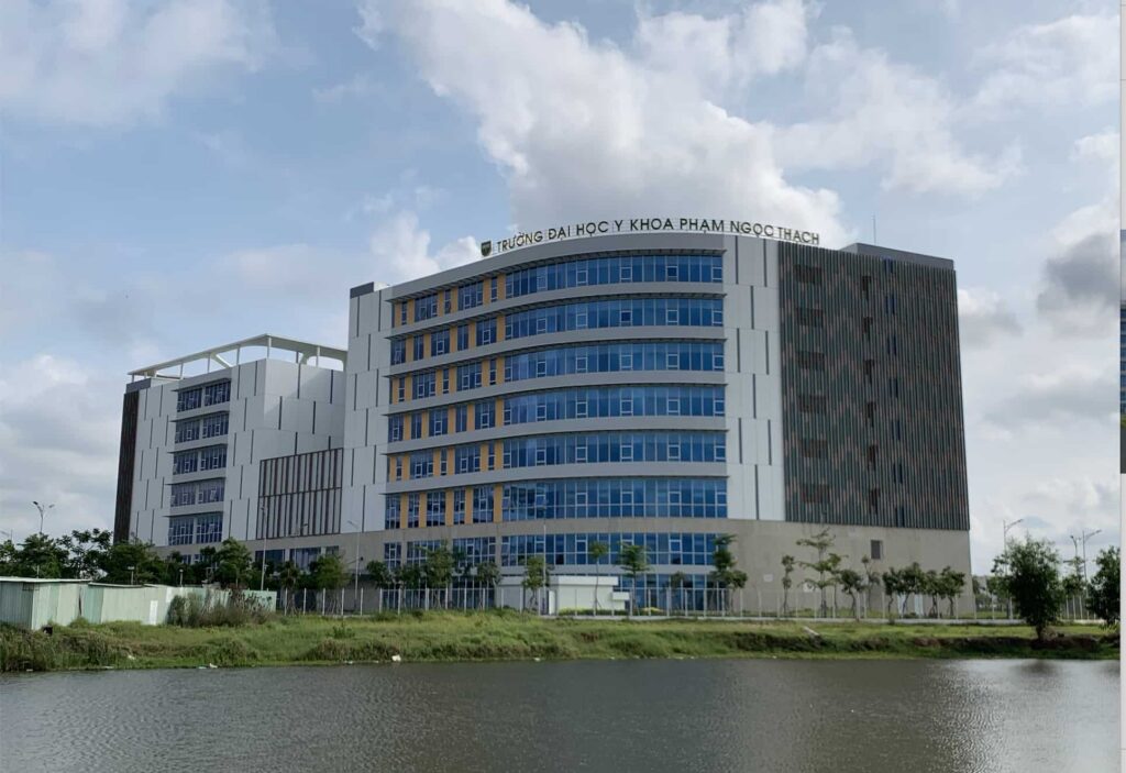 Mặt tiền Trường Đại học Y khoa Phạm Ngọc Thạch, hình ảnh thực tế khu học tập trung tâm