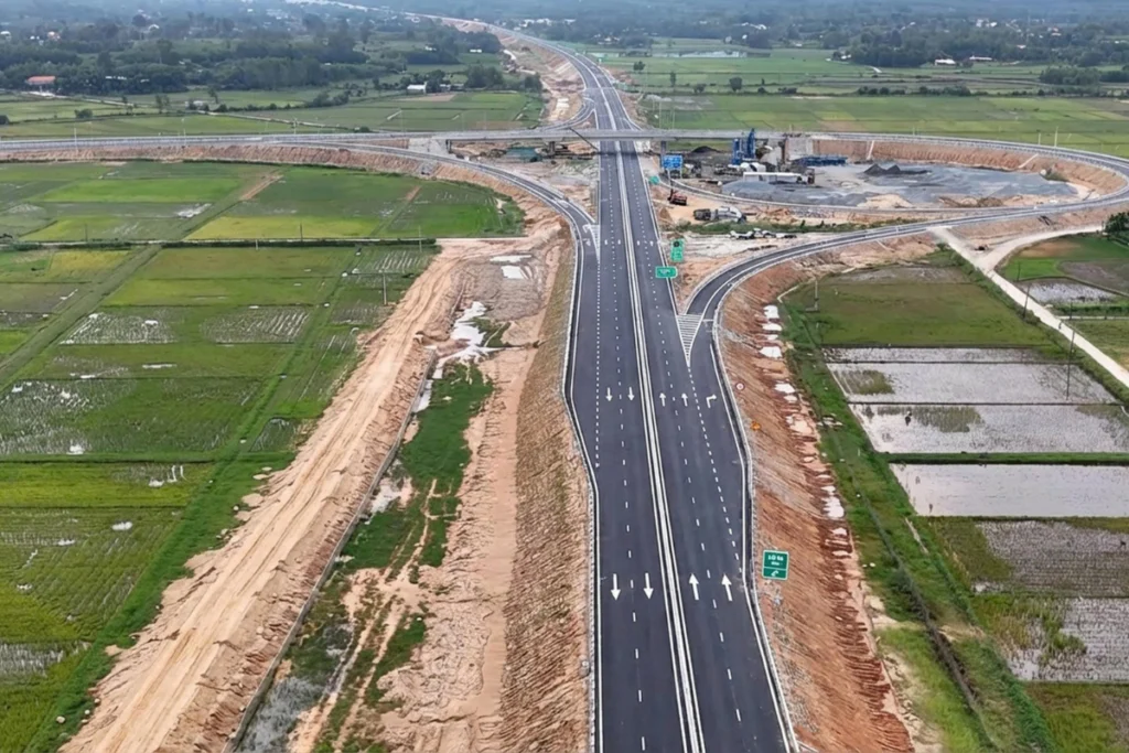 Một nút giao hiện đại trên tuyến cao tốc Quảng Ngãi – Hoài Nhơn kết nối với các trục đường địa phương