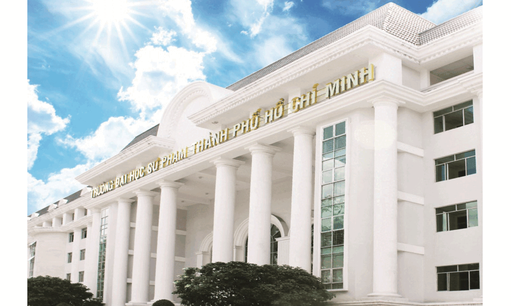 Tòa nhà Trường Đại học Sư phạm TP.HCM với kiến trúc trắng cổ điển và cột trụ lớn