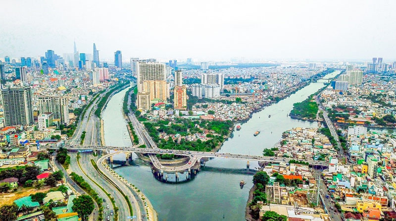 Toàn cảnh Quận 8 TP.HCM với kênh rạch, đường lớn và khu dân cư đông đúc ven sông gồm trường đại học quận 8.