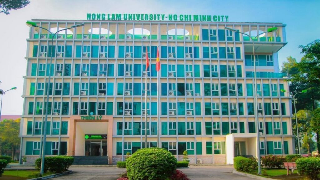 Cổng hoặc mặt tiền Trường Đại học Nông Lâm Thành phố Hồ Chí Minh với kiến trúc rộng rãi