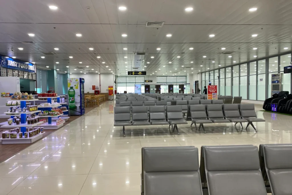 Hệ thống đường lăn và sân đỗ tại sân bay Chu Lai với các dòng máy bay thương mại đang hoạt động