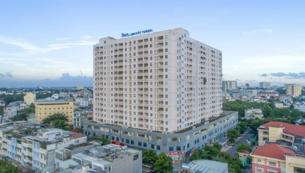 Toàn cảnh tòa nhà chung cư Linh Tây Tower nhìn từ trên cao, bao quanh bởi khu dân cư hiện hữu tại Thủ Đức