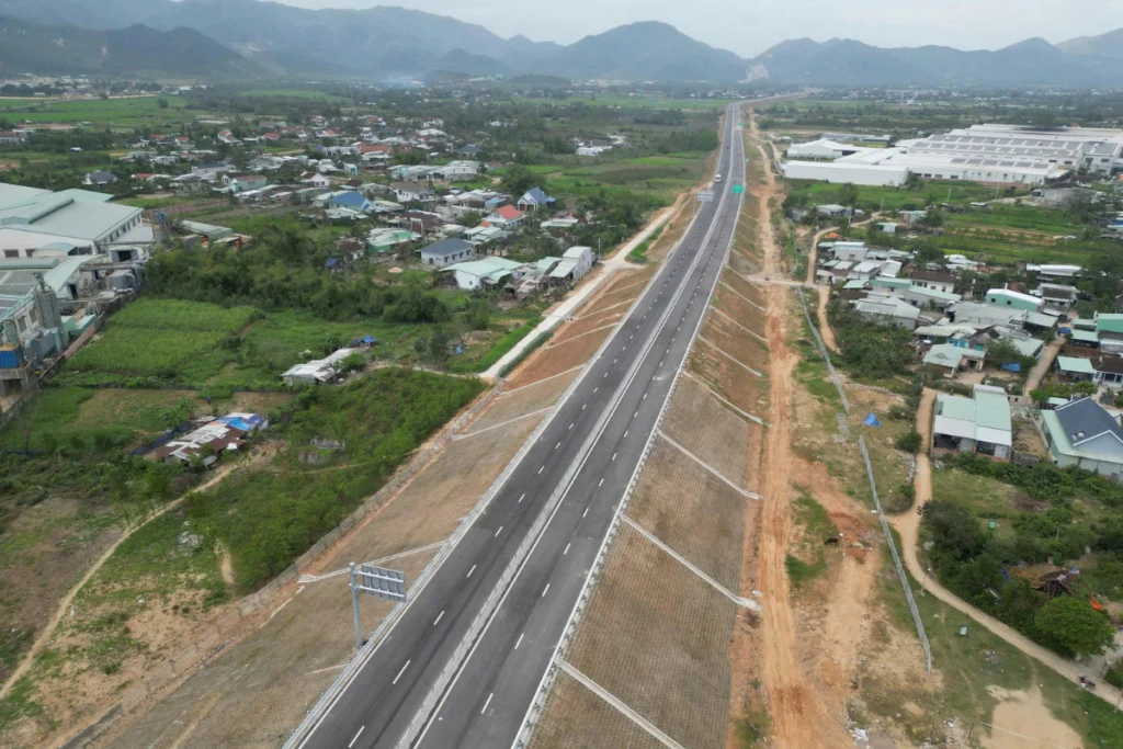 Phối cảnh cao tốc Quy Nhơn - Chí Thạnh sau khi hoàn thiện với 4 làn xe thông thoáng, hiện đại