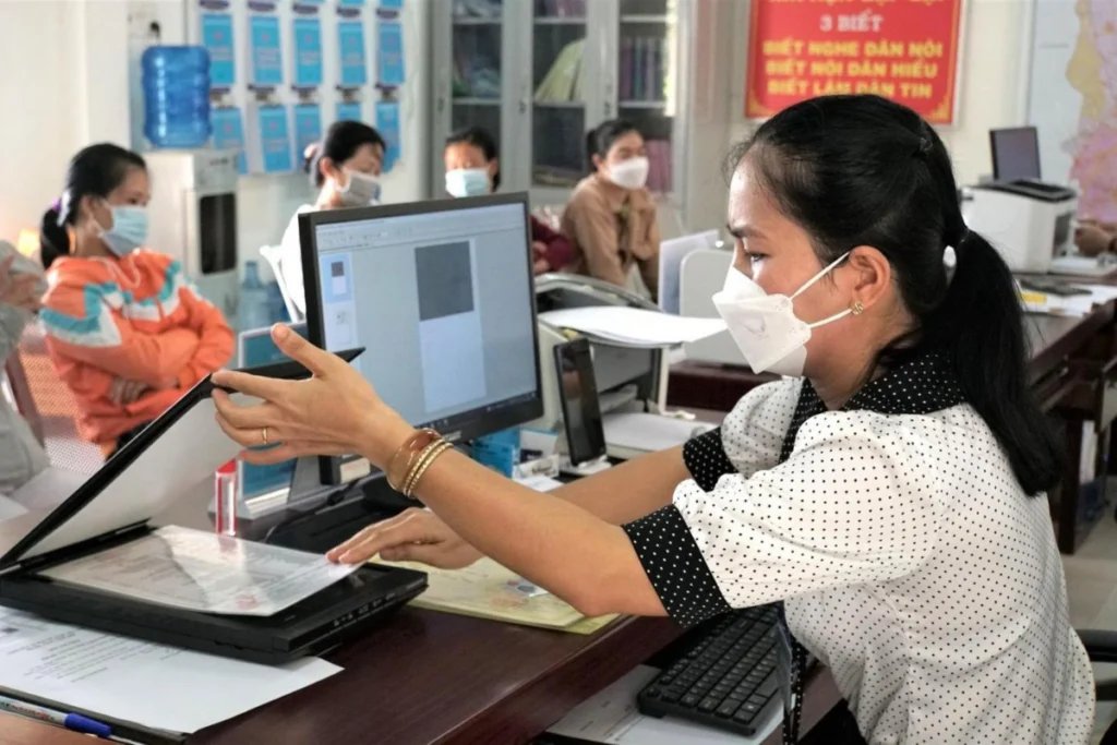 Chuyên viên thực hiện quét dữ liệu và thẩm định tính hợp lệ của các loại hồ sơ, giấy tờ gốc của khách hàng