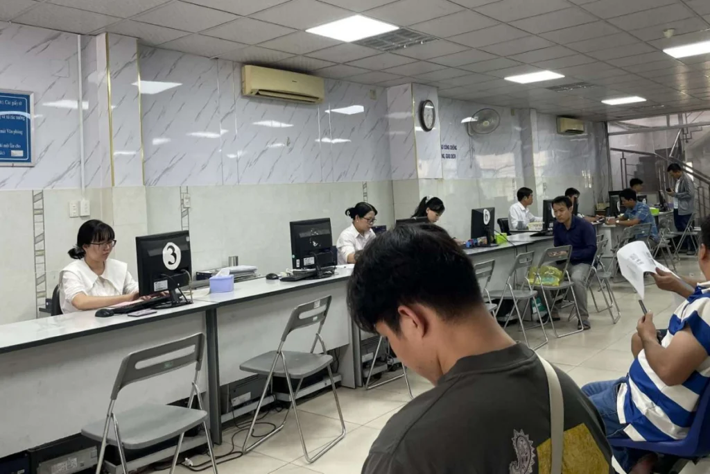 Người dân đang đợi giải quyết hồ sơ tại bàn làm việc của công chứng viên