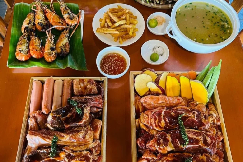 Hải sản tươi sống được nướng trên bếp than hồng tỏa hương thơm phức