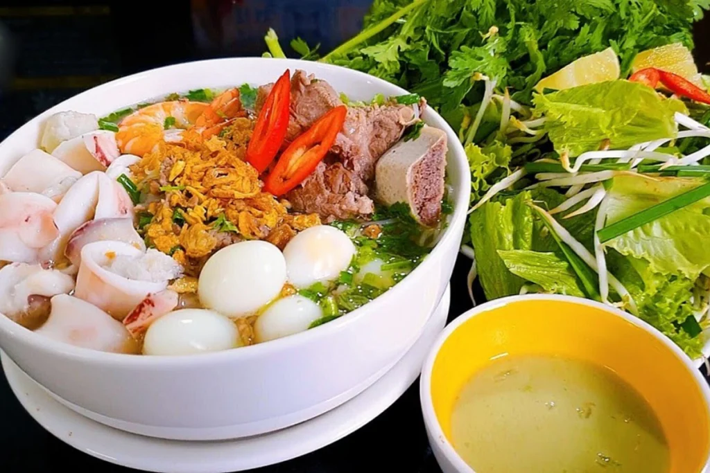 Hủ tiếu mực tôm trứng muối